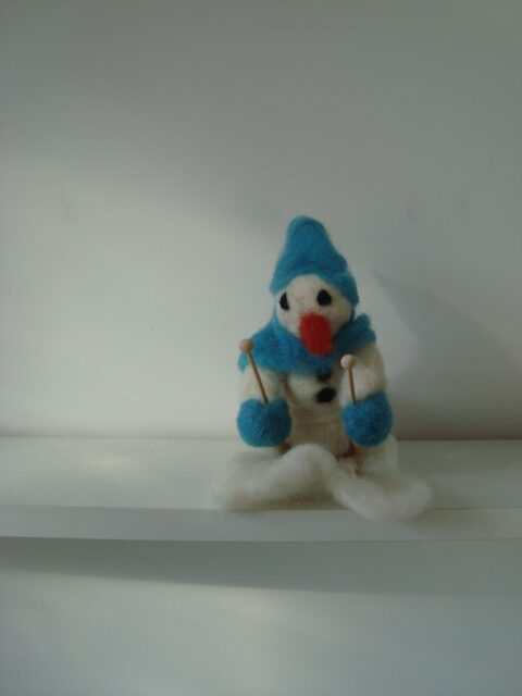 Sneeuwman op de ski turkoois