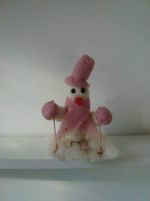 Sneeuwman op de ski roze