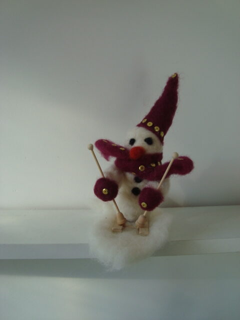 Sneeuwman op de ski bordeaux rood